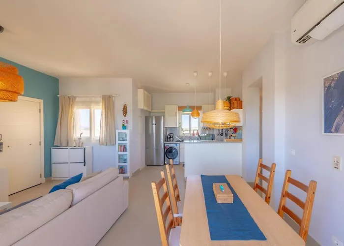 Sunny 2 Bedroom + Private Roof Terrace Lagoon View Apartman *