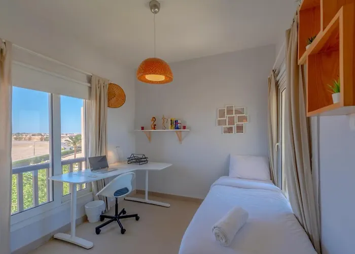 Sunny 2 Bedroom + Private Roof Terrace Lagoon View Apartman