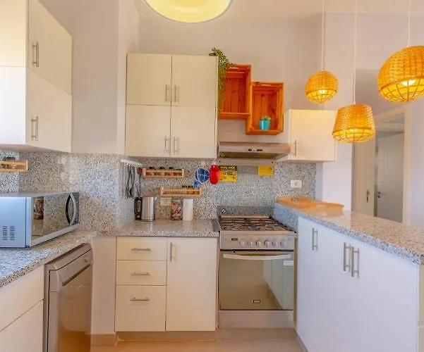 Sunny 2 Bedroom + Private Roof Terrace Lagoon View Apartman